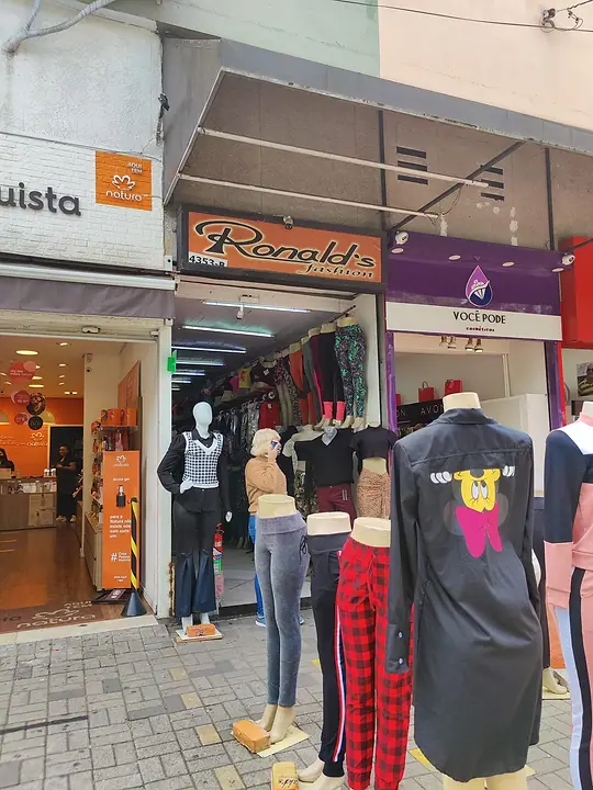 Entrada da Ronald's Fashion com manequins vestidos na porta da loja