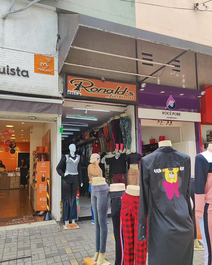Entrada da Ronald's Fashion com manequins vestidos na porta da loja