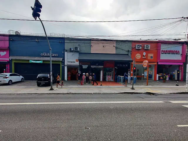 Fachadas de lojas numa avenida do Itaim Paulista